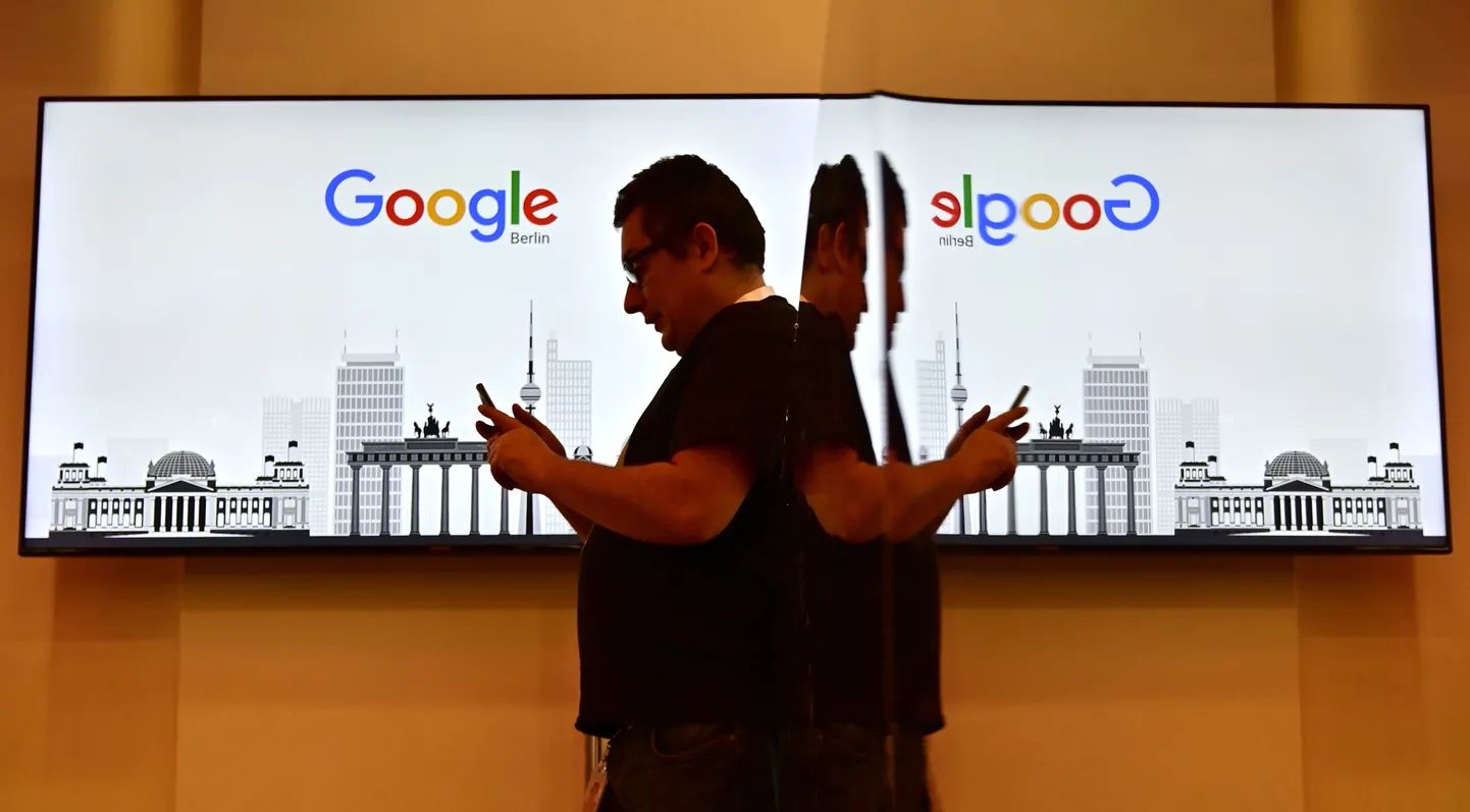 Mees seisab Berliini vaatamisväärsustega ekraani ees Google'i kontori avamispäeval Saksamaa pealinnas 22. jaanuaril 2019.