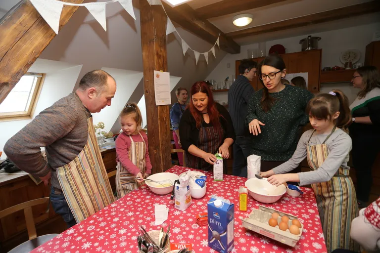 Viktor ja ta tütar Justina, kes proovib munavalget vahtu lüüa, juhendaja Pille Koorberg, Alina Paas ning Viktoria, kes segab ülejäänud komponente kokku.