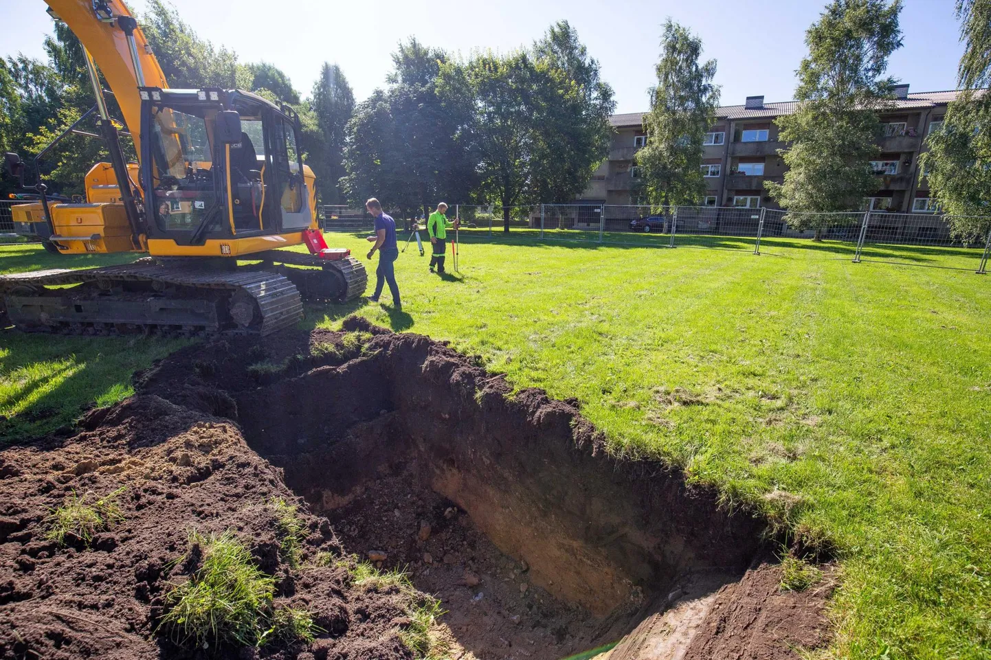 Embach Ehituse projektijuht Lauri Tomp ja Kaevetek OÜ juhataja Kalle Järvsoo kontrollisid eile objektil asendiplaani järgi, et projekt ja olud maastikul klapiksid.