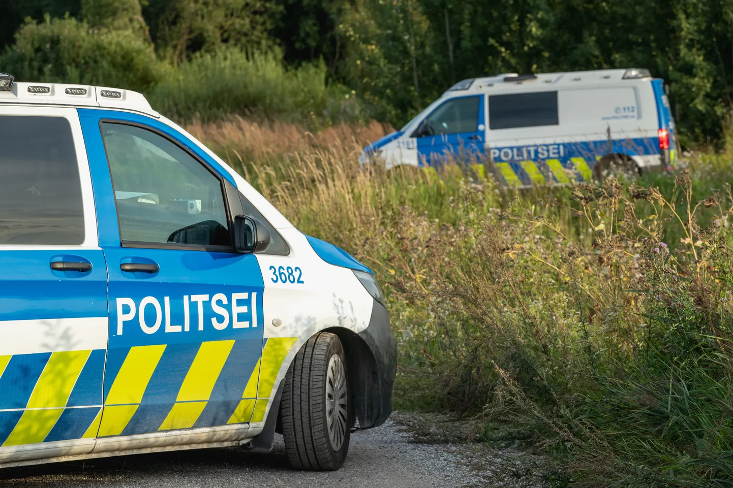 Kriminalistid kogusid sündmuskohalt võimalikke tõendeid.