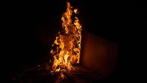 Lai slēptu slepkavību, vīrietis Dobelē aizdedzina māju – bojā iet divi cilvēki