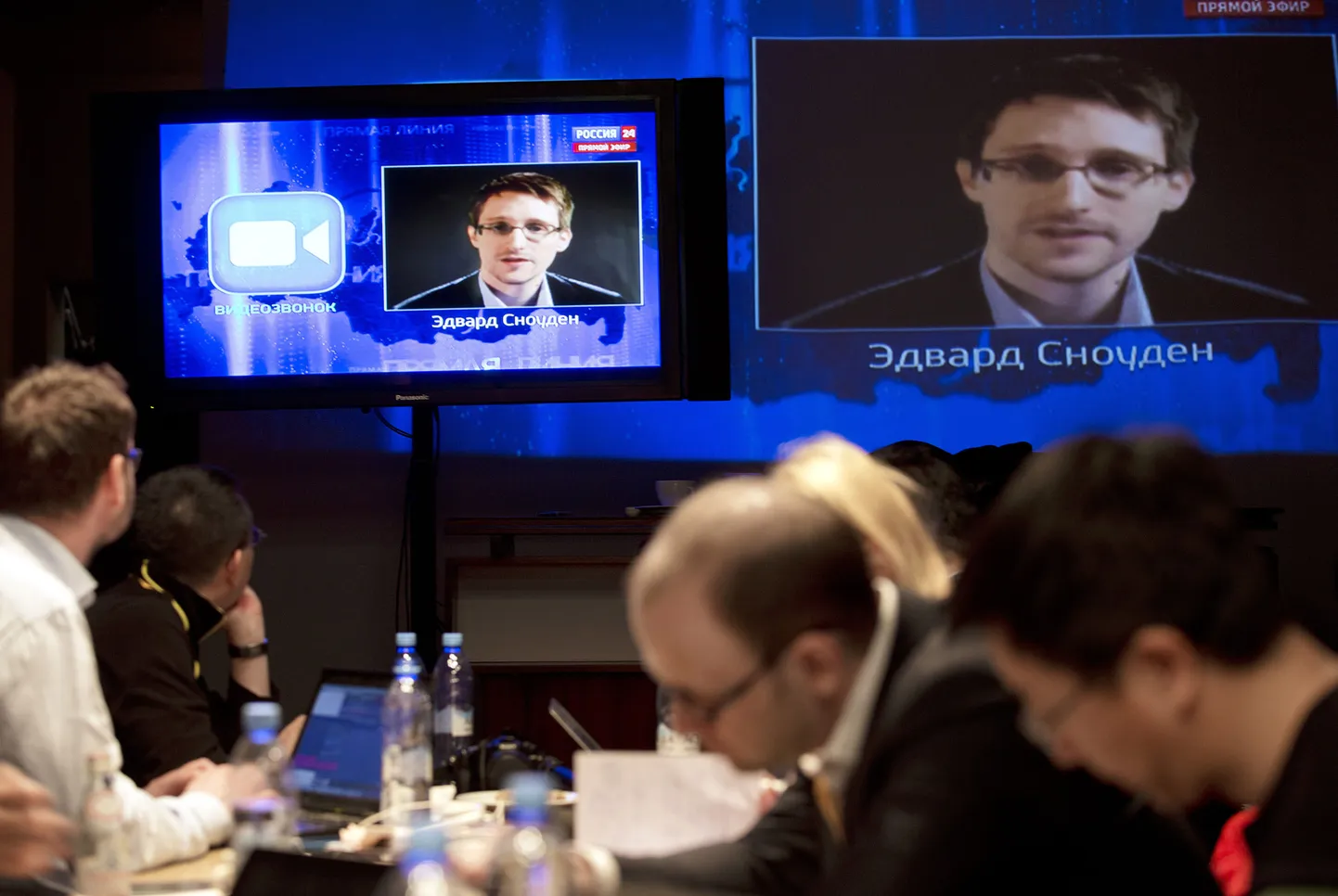 Сноуден попросит продлить ему разрешение на временное убежище в России.