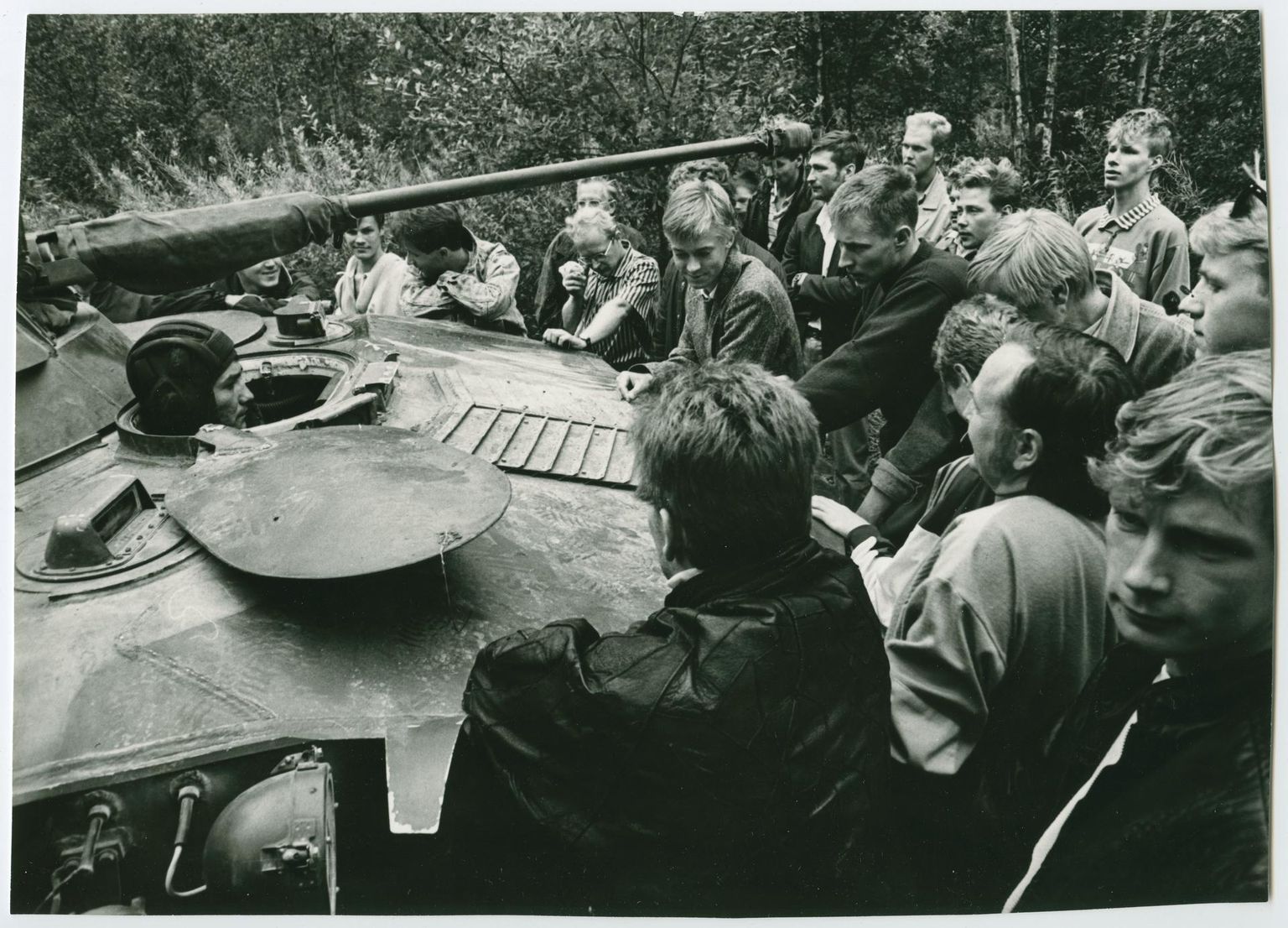 Tallinna teletorni juurde 20. augustil 1991 kogunenud Eesti mehed on peatanud Nõukogude dessantdiviisi lahingu­masina.
 