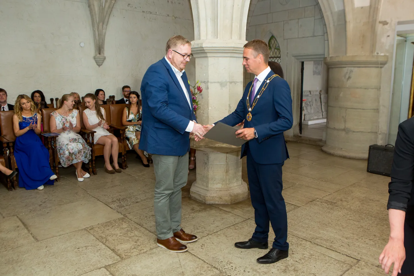 2018. aasta juunis lõpetas Olari Vainokivi cum laude TTÜ mereakadeemia Kuressaare meremajanduse keskuse, tema lõputöö teemaks oli "Hankemeetmete kasutamine ja juhtimine ehitusettevõttes YIT Infra Eesti AS näitel". Fotol õnnitleb teda TTÜ mereakadeemia direktor Roomet Leiger,