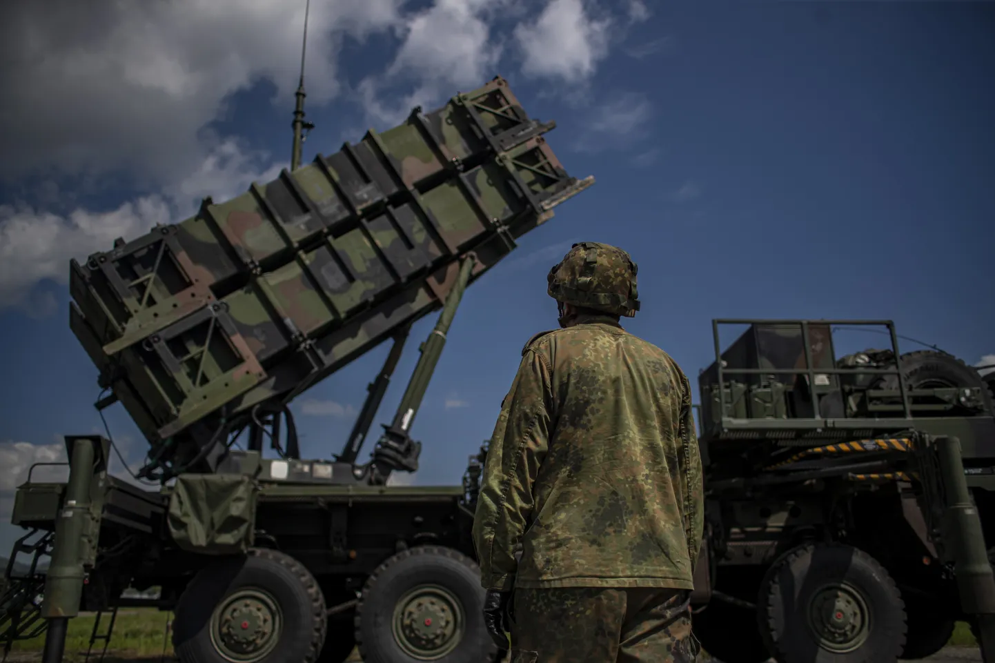 Saksa sõdur õhutõrjesüsteemi Patriot laskeseadeldise juures.