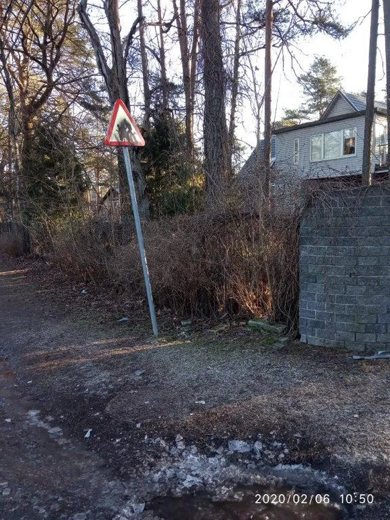 За последние пару недель в столичном районе Нымме были испорчены десятки дорожных знаков.