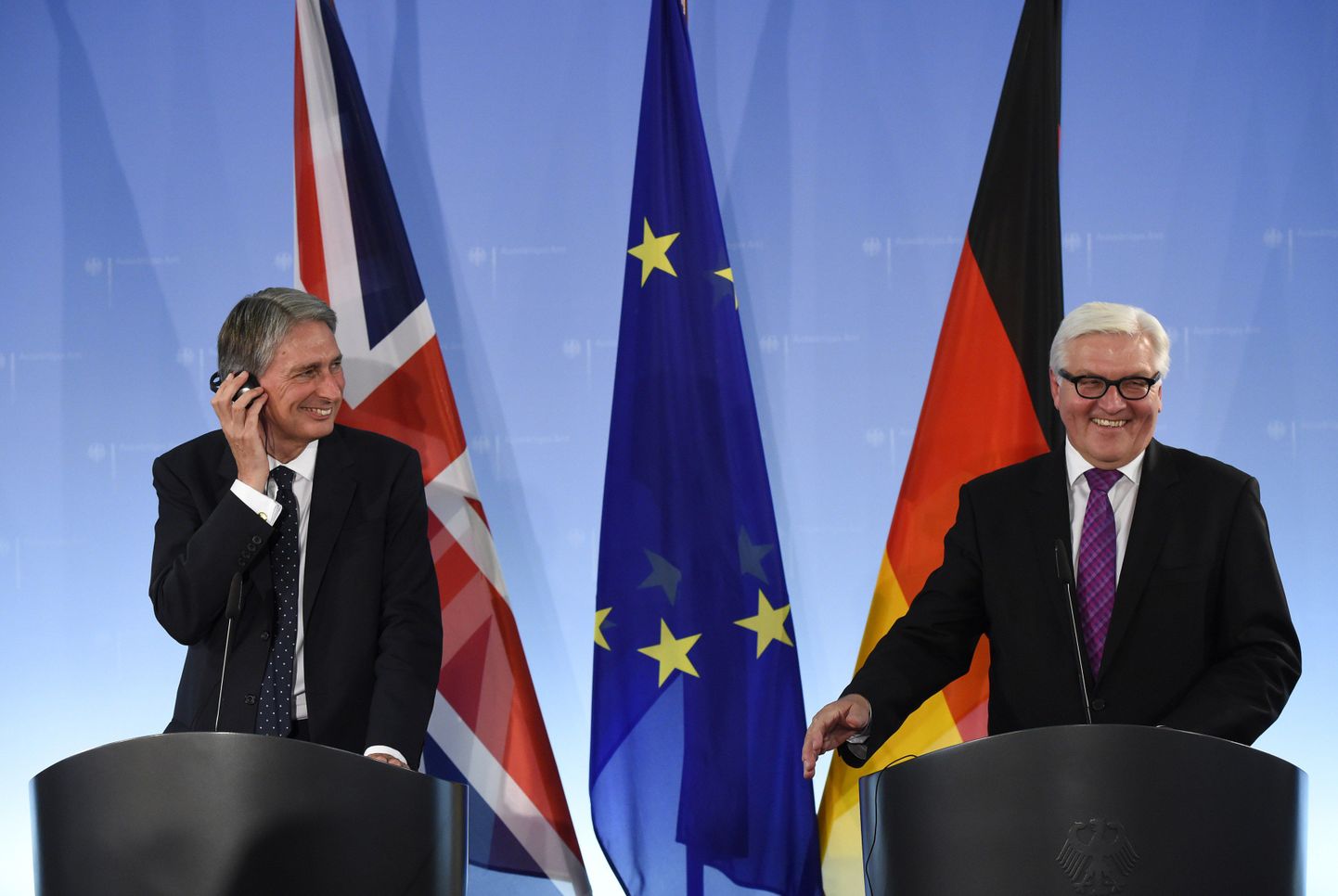 Saksa välisminister Frank-Walter Steinmeier (paremal) koos Suurbritannia kolleegi Philip Hammondiga täna Berliinis.