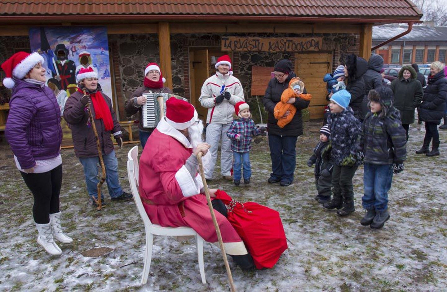 Eile ja üleeile korraldas Tarvastu käsitöökoda kohalikele põnnidele kohtumise jõuluvanaga, hobuvankris veeremise ja töökojas meisterdamise. Samasuguseid ettevõtmisi on maakonnas veelgi.