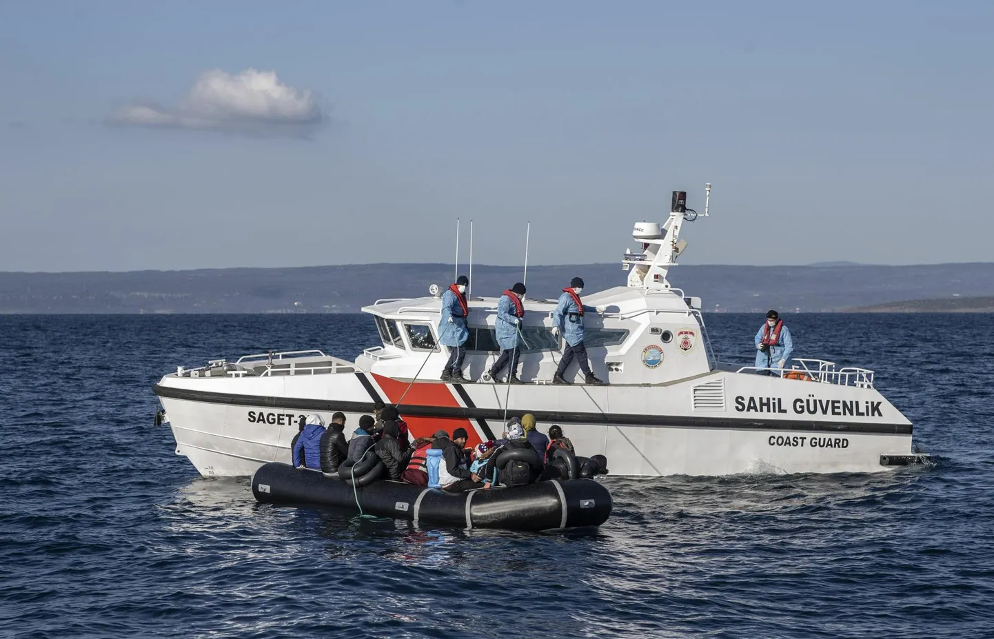Kreeka piirivalve aitab mullu aprillis Egeuse merel Ayvalıki piirkonnas migrante, kes Kreekast väidetavalt jõuga tagasi saadeti.