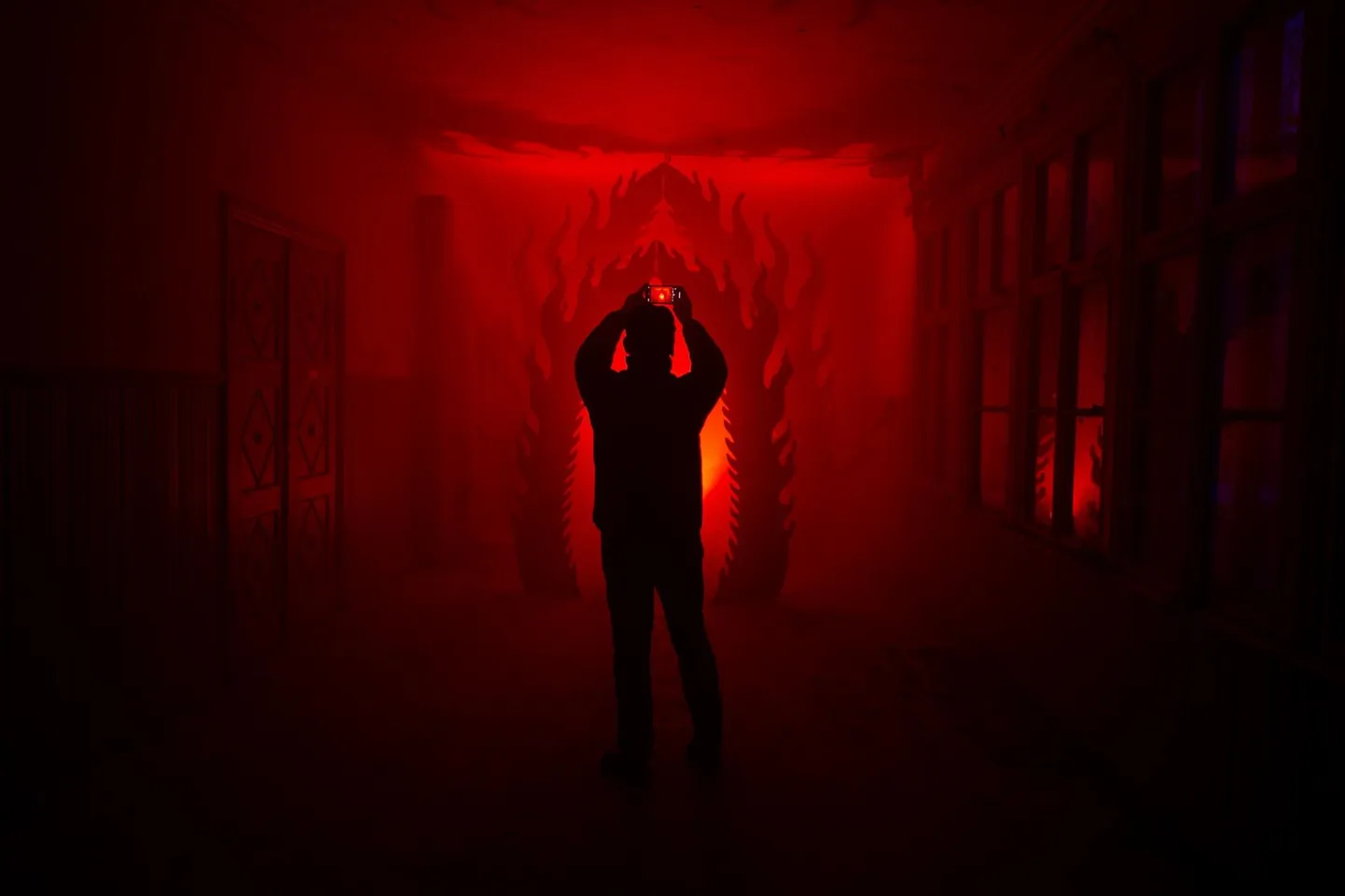 Mullu Viljandis esimest korda peetud visuaalkunsti festivali «Viljandi tuled» põhiraskus langes Viljandi raekoja kõrval tühjalt seisvale kunagisele koolimajale.