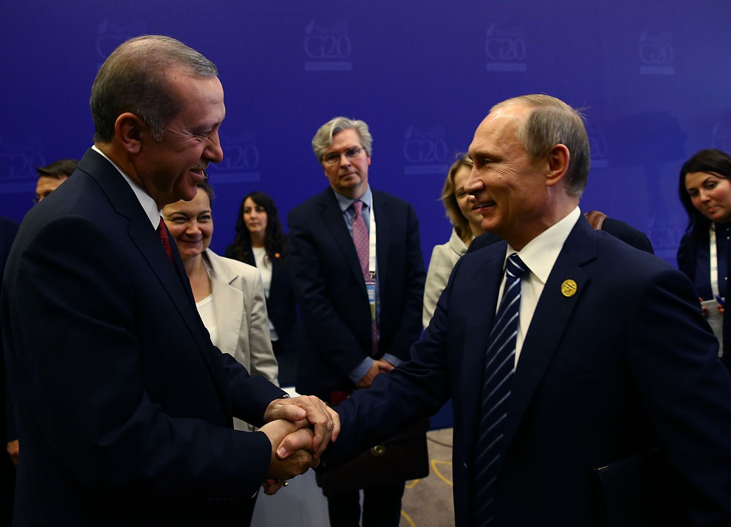 Путин и Эрдоган жмут руки на встрече встрече Большой двадцатки в 2015 году.