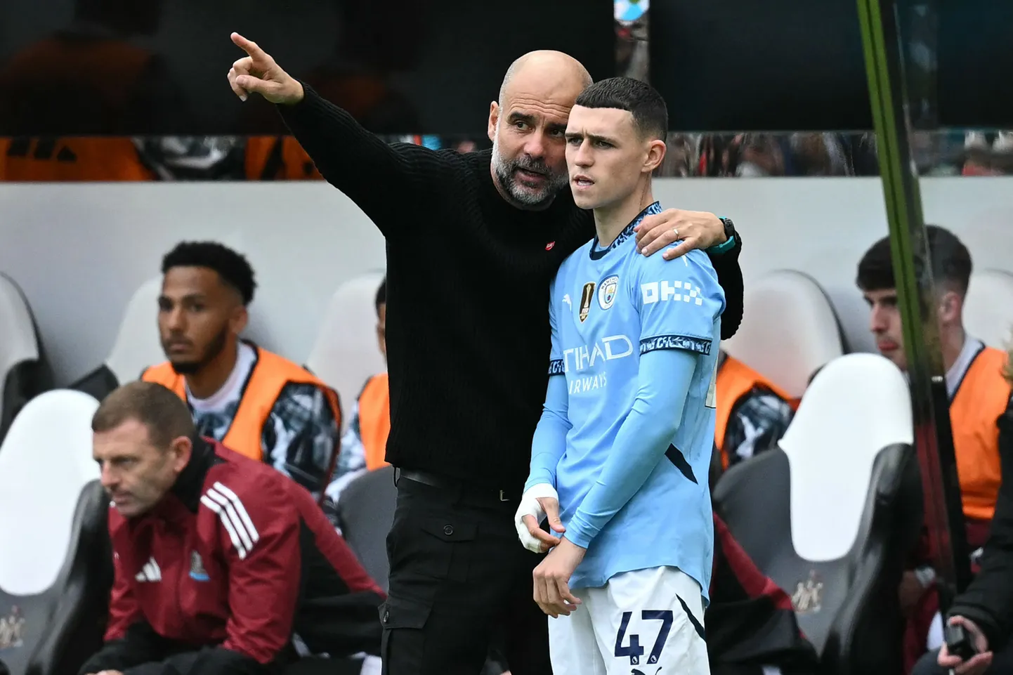 Pep Guardiola (vasakul) andmas Phil Fodenile juhtnööre.