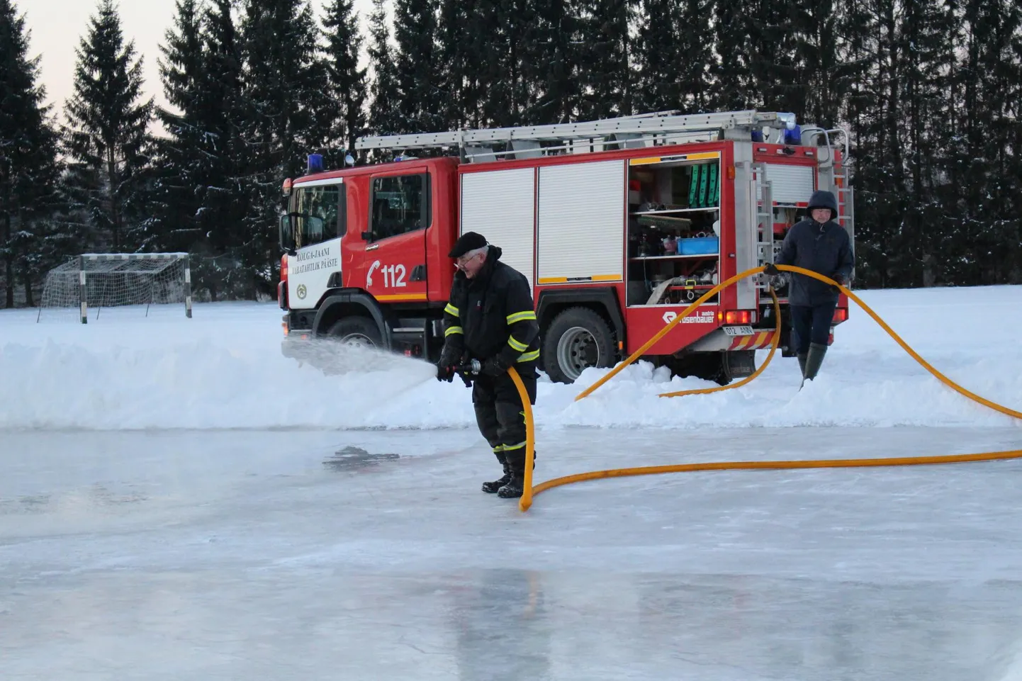 Kolga-Jaani vabatahtlikud pritsimehed ütlesid, et rajavad uisuväljakut, et lapsed ei läheks ohtliku jääga veekogudele uitama.