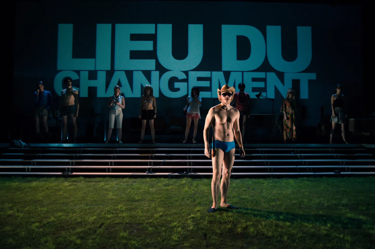 Stseen Julien Gosselini lavastusest «Elementaarosakesed».
