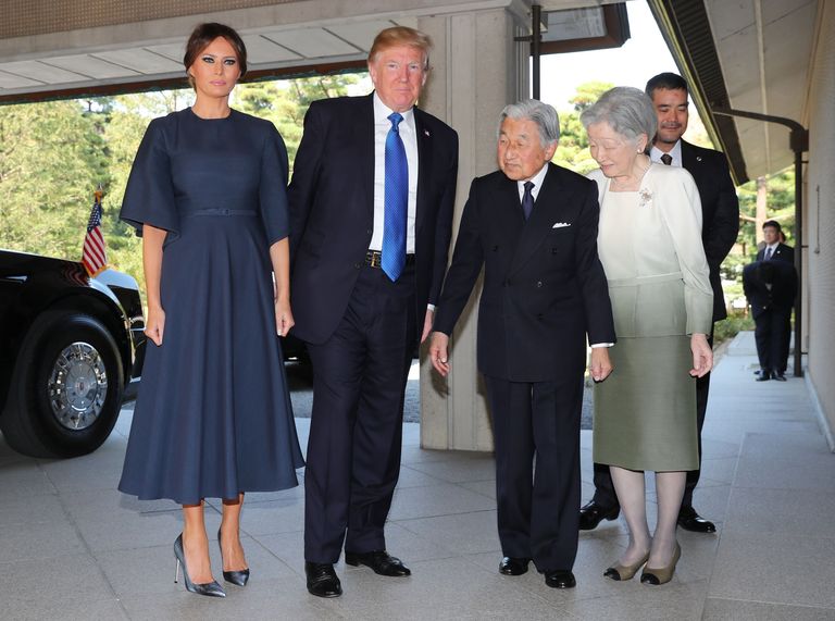 Экс-президент США Дональд Трамп и Мелания Трамп с бывшим императором Акихито и его супругой Митико.