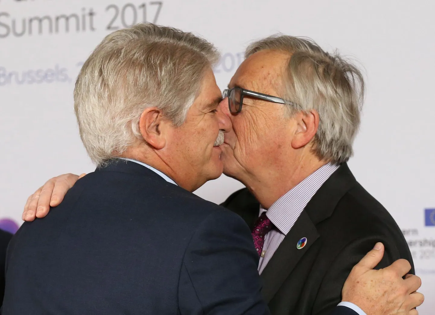 Euroopa Komisjoni president Jean-Claude Junker tervitab Hispaania välisministrit Alfonso Dastist.