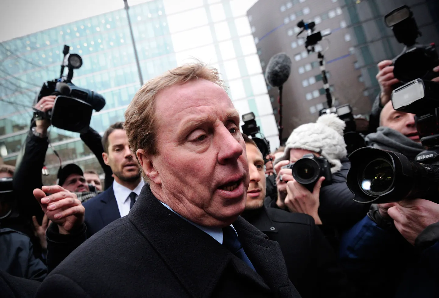 Tottenham Hotspuri peatreener Harry Redknapp ajakirjanike piiramisrõngas.