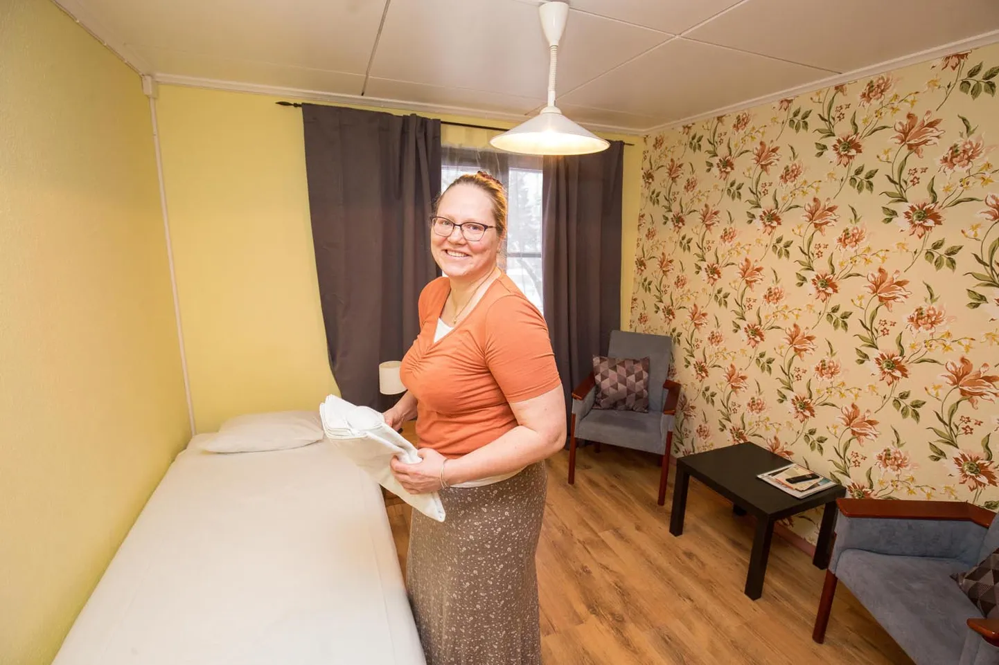 Paide peatänavaäärses toitlustuskohas Tass Kohvi asuv B&B majutuse omanik Aiki Faltis ootab ööbima kõiki, kes kodukorrast kinni peavad.