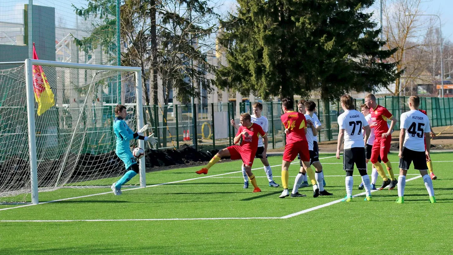 Reijo Künnapuu saadab palli Viimsi JK väravasse. FOTO: Võru Fc Helios