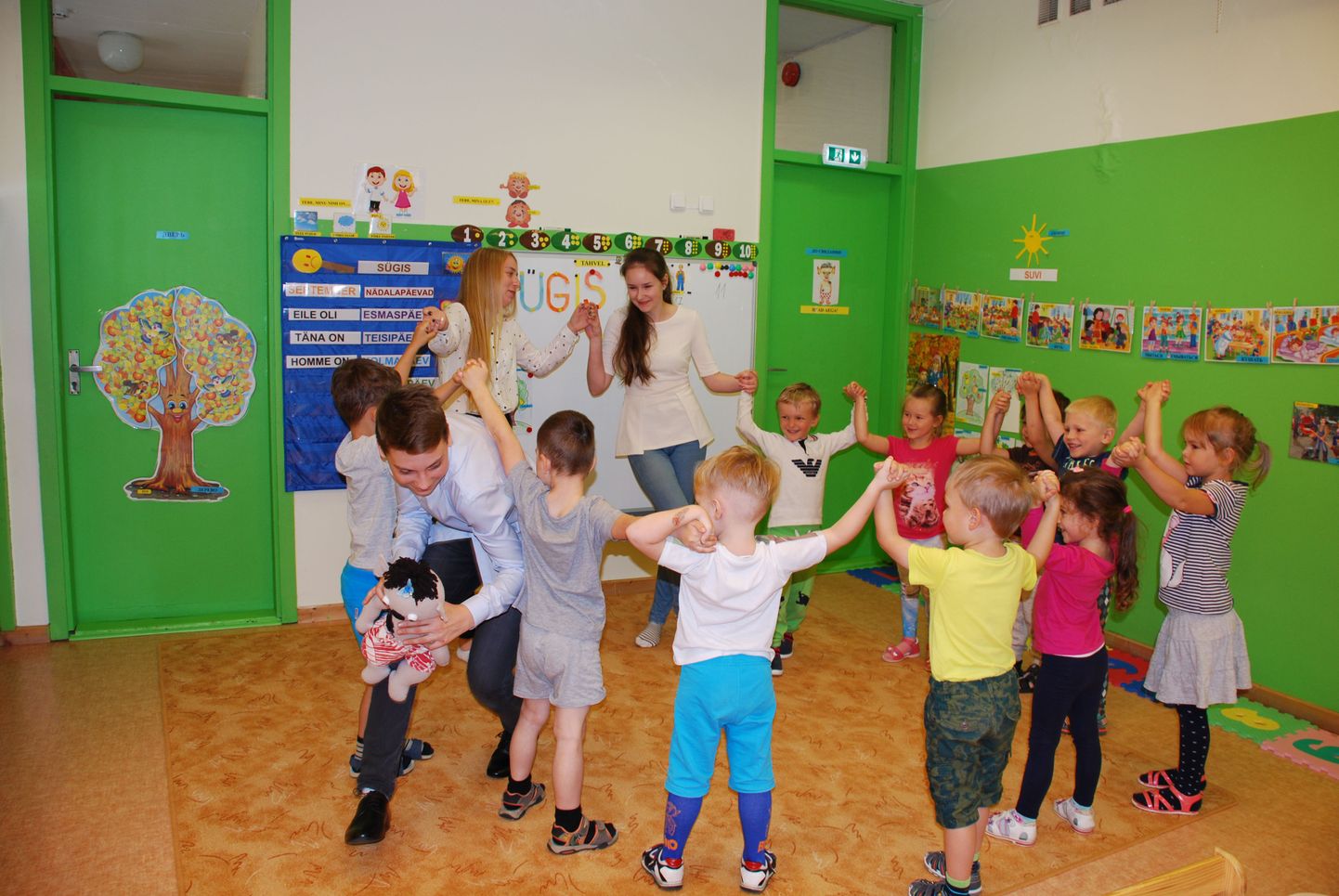 Pärnu Tammsaare kooli õpilased käisid õpetajate päeva Tralli lasteaias õpetamas