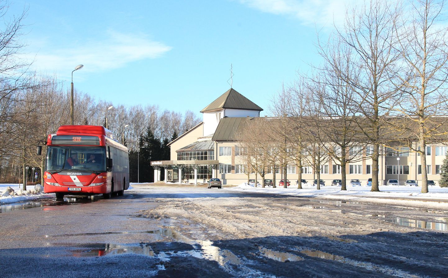 Tartu Waldorfi gümnaasium töötab aasta algusest Kreutzwaldi tänava koolimajas maaülikooli linnaku kõrval, kus üks lahendamist vajavaid probleeme on bussiühendus.