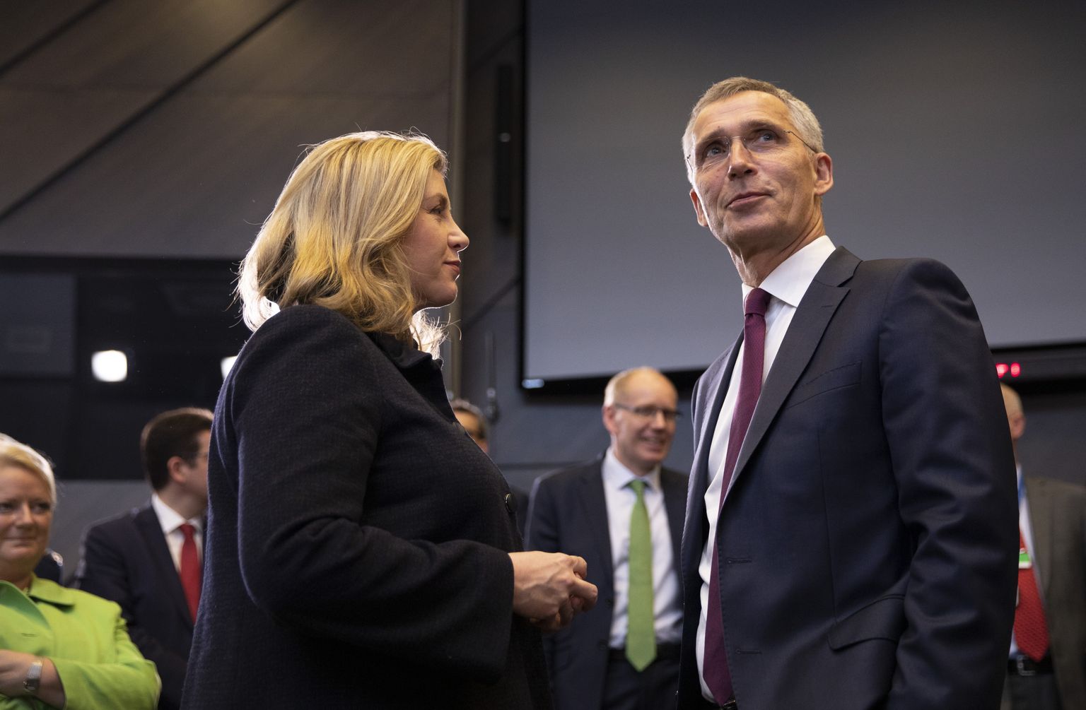 Ühendekspeditsiooniväe (JEF) juhtriigi Suurbritannia kaitseminister Penny Mordaunt (vasakul) kolmapäeval NATO kaitseministrite kohtumisel alliansi peasekretäri Jens Stoltenbergiga vestlemas.