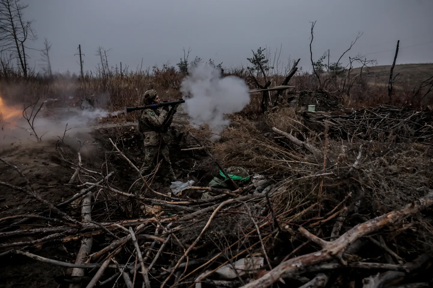Ukraina sõdur tulistamas tankitõrjerelvast RPG-7 õppuse ajal Donetski oblastis 29. novembril 2024. aastal.