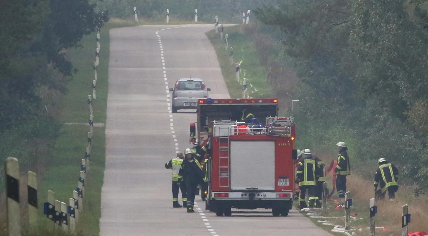 Tuletõrjujad tegelevad raketikatsetuse põhjustatud tulekahju kustutamisega.