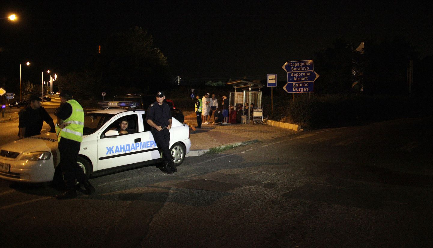 Bulgaaria politsei täna ööse Burgase lennujaama sissepääsu valvamas.