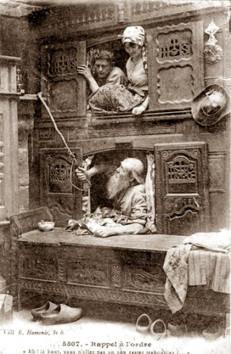 Keskajal kasutusele võetud kapp-voodi 19.sajandi prantsuse postkaardil