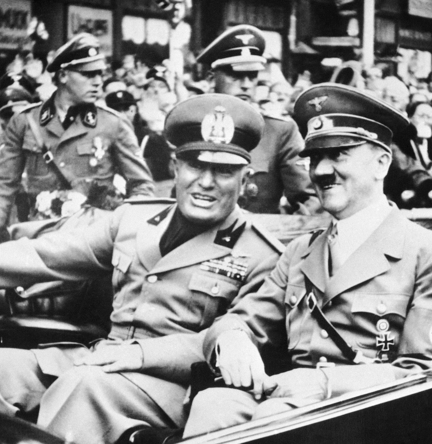 Диктаторы Муссолини и Гитлер в 1938 году.