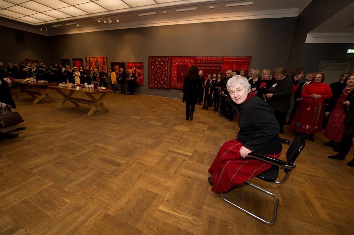 Tunnustatud tekstiilikunstnik Anu Raud pani oma näitusel kokku nii uue kui vana.