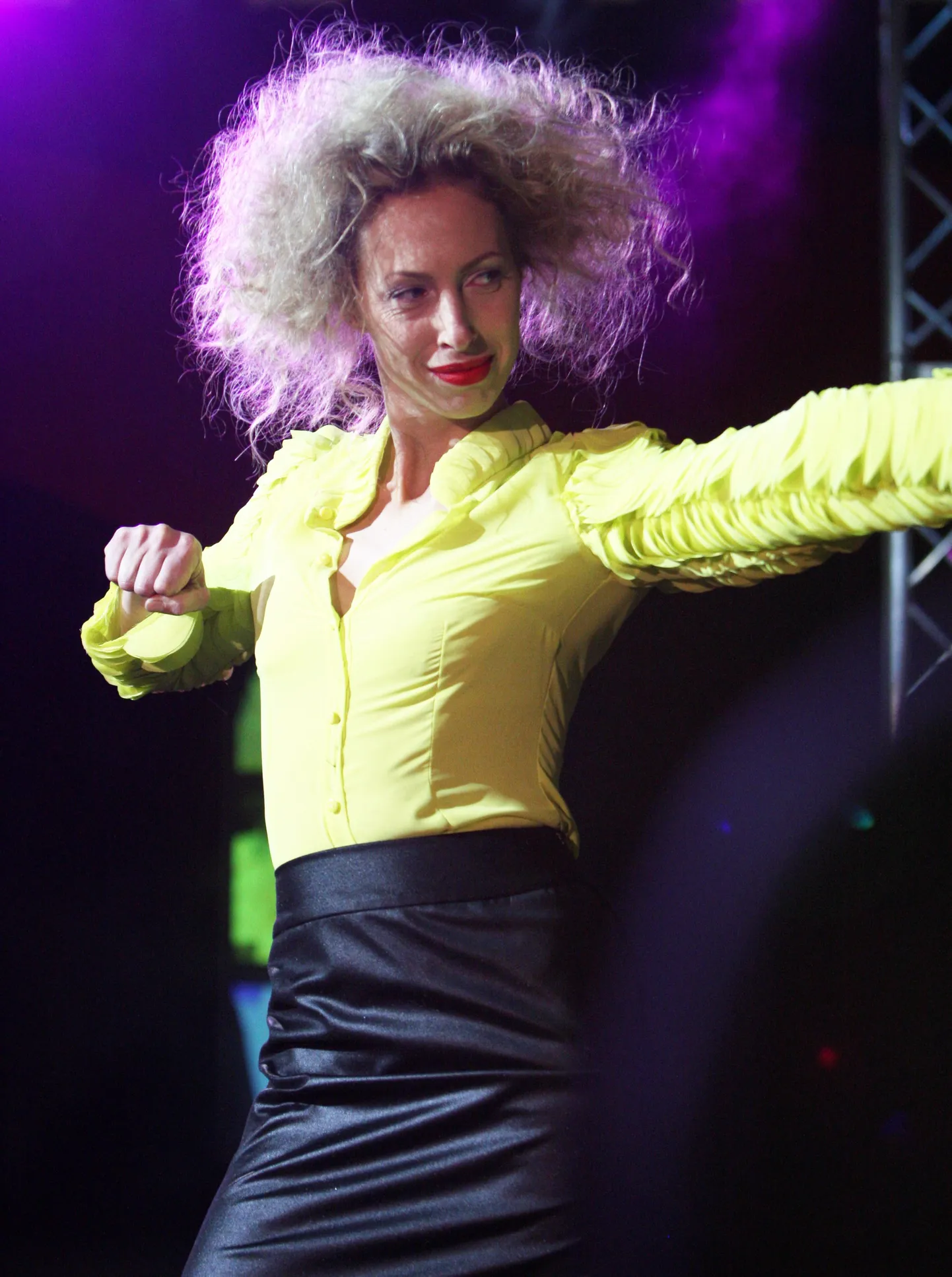 Tiina Tauraite 2009. aasta FIBITil modellina Karolin Kuusiku ja Liisi Eesmaa kollektsiini esitlemas.