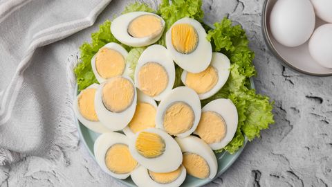 Vārītai olai pelēks dzeltenums: kāpēc un vai droši ēst?