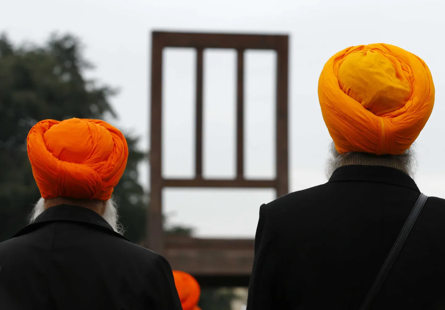 Kaks sikhi meest Genfis maamiiniohvrite monumendi juures.