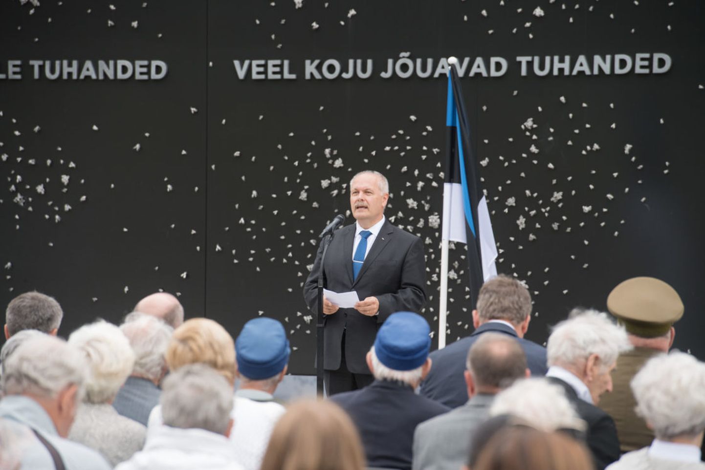Riigikogu esimees Henn Põlluaas pidas kõne ja asetas pärja Eesti rahva nimel juuniküüditamise mälestustseremoonial.