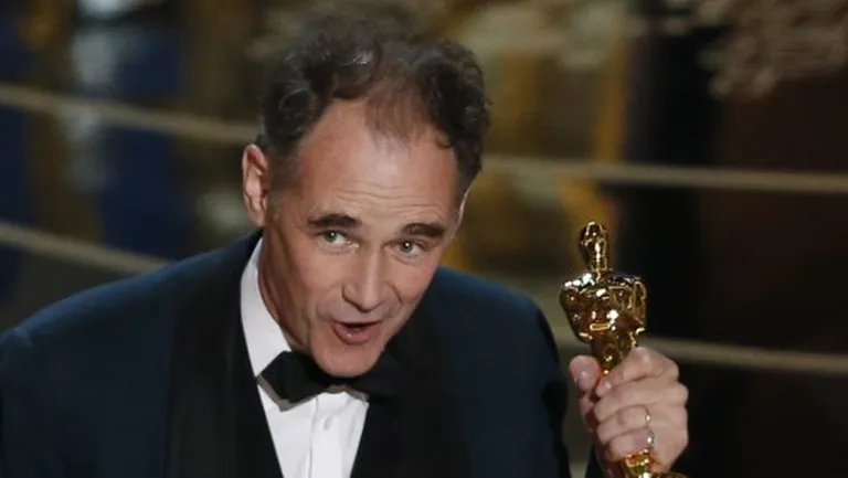 Kā labākais otrā plāna aktieris «Oskaru» saņēma Marks Railenss ( Mark Rylance) par lomu filmā «Bridge of Spies» («Spiegu tilts»)