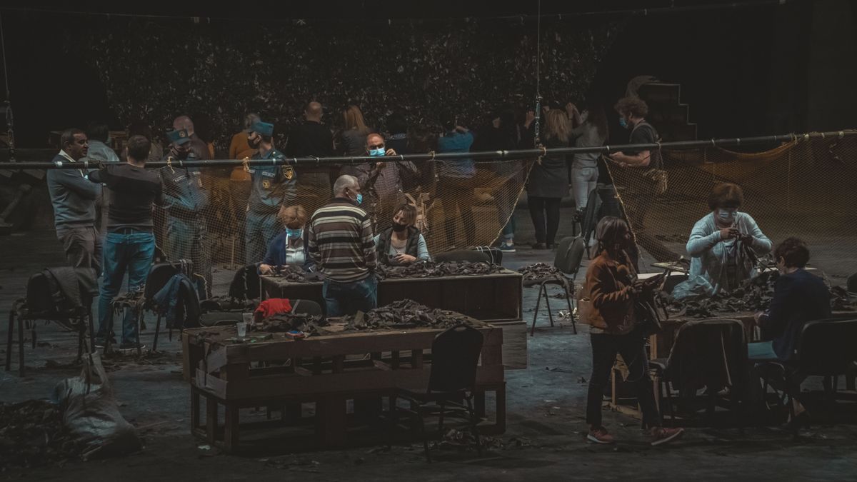 Плетельщики маскировочных сетей на сцене Ереванской оперы