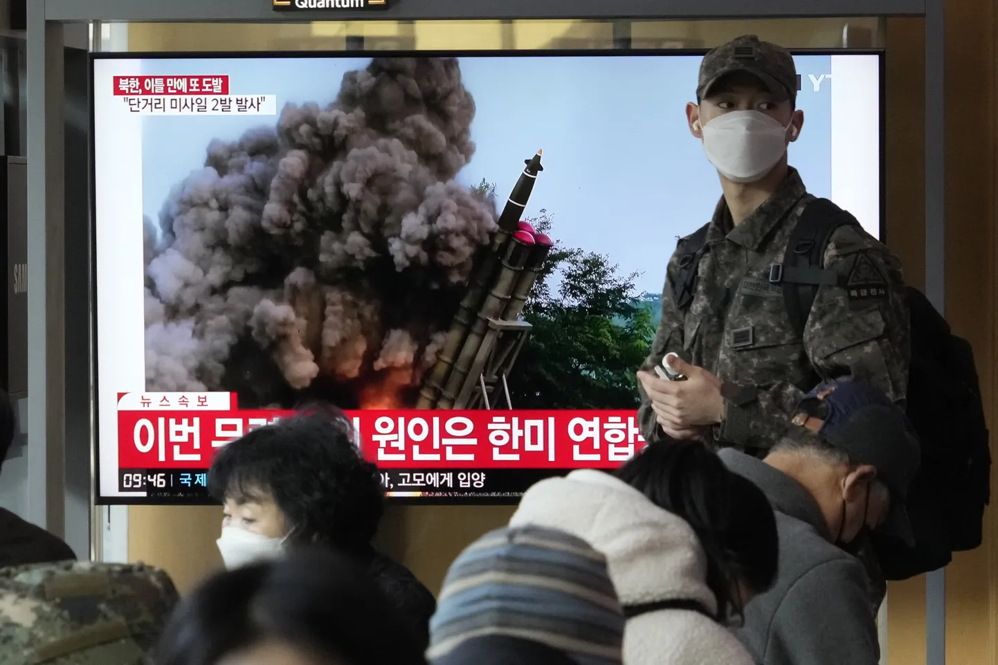 Uudis Põhja-Korea raketitulistamisest televiisoris Souli raudteeejaamas.