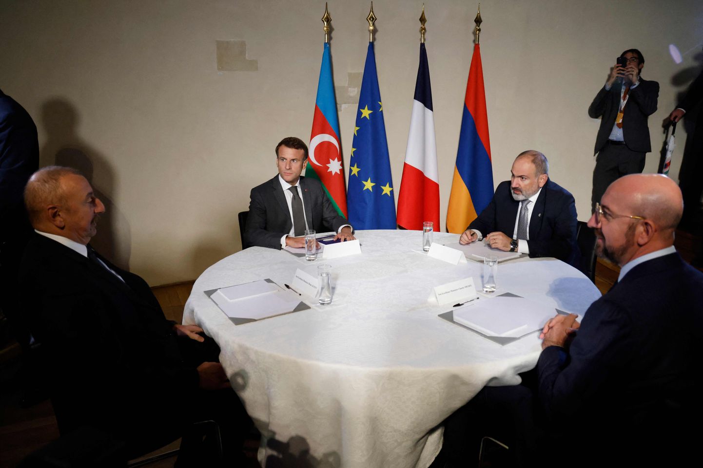 6. oktoobril Prahas toimunud läbirääkimised Aserbaidžaani president lham Aliyevi ja Armeenia peaminister Nikol Pašinjani vahel, mida vahendasid Euroopa Ülemkogu eesistuja Charles Michel ja prantsusmaa president Emmanuel Macron.