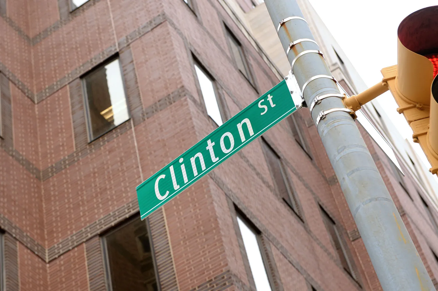 Clintoni tänav New Yorgis jookseb paralleelselt Cadman Plaza Westiga, kus Hillary Clintoni meeskond rentis omale ruumid, mis võtavad One Pierrepont Plazas enda alla kaks korrust.
