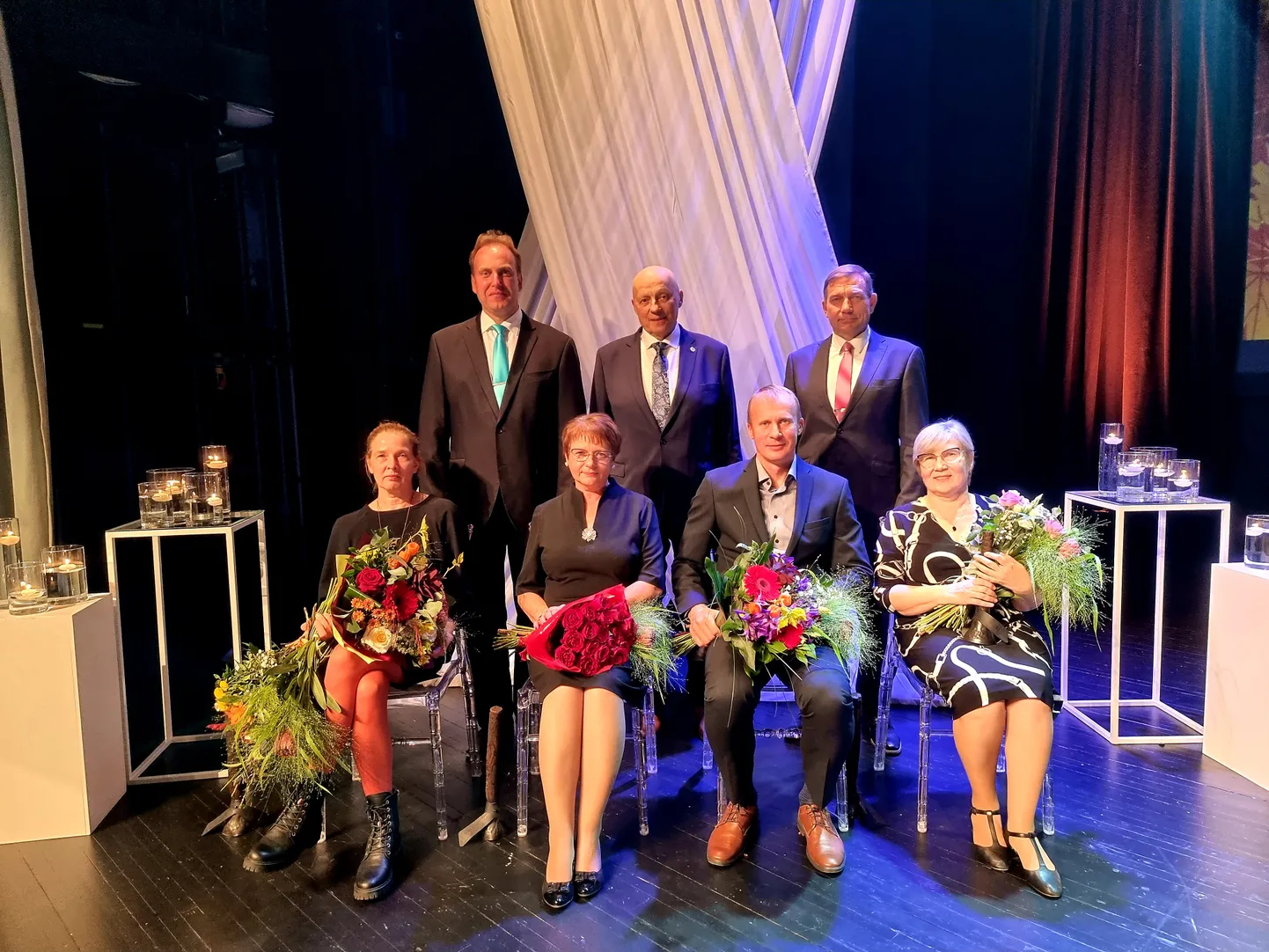 Tagareas vasakult linnapea Anti Allas, linnavolikogu esimees Ülo Tulik, abilinnapea Sixten Sild. Esireas vasakult aasta õpetaja konkursi laureaadid Tiina Suumann, Kadri Paulus, Priit Narusk, Ulvi Kruus. Fotolt puudub aastate õpetaja Eve Sõmer.