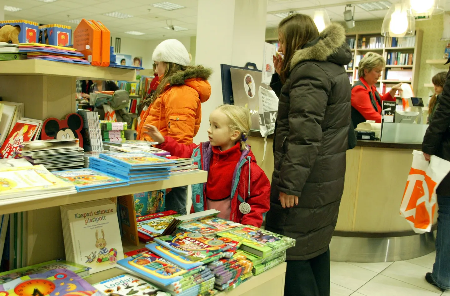 Pikem poeskäik võib talvel paksude ülerõivaste tõttu üsna ebamugavaks osutuda, ometi pole paljud ostukeskused mõelnud garderoobile.