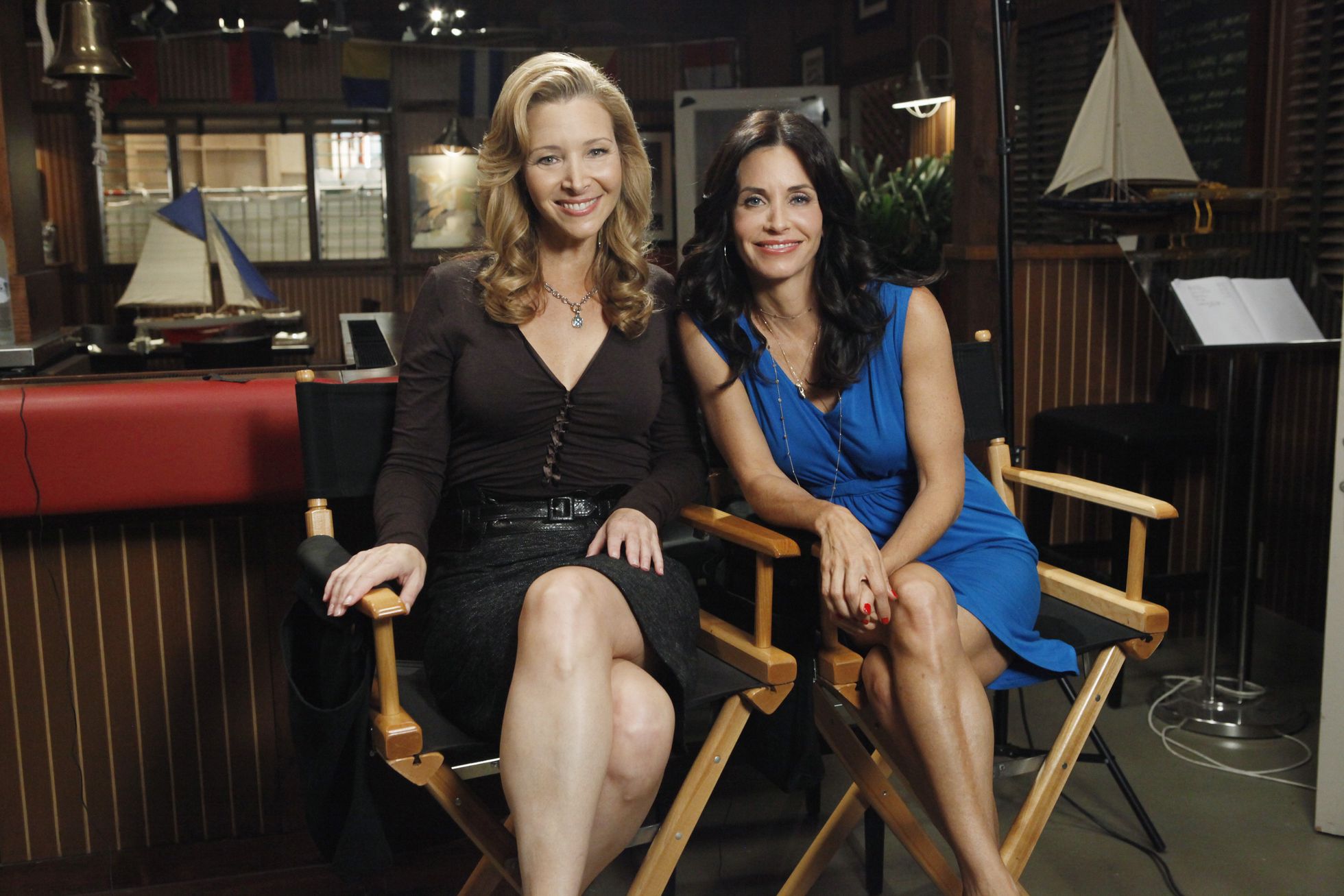 «Cougar Town» sarjaga kuulsust koguv Courteney Cox ja Lisa Kudrow telekanali ABC lavatagustes 2010 