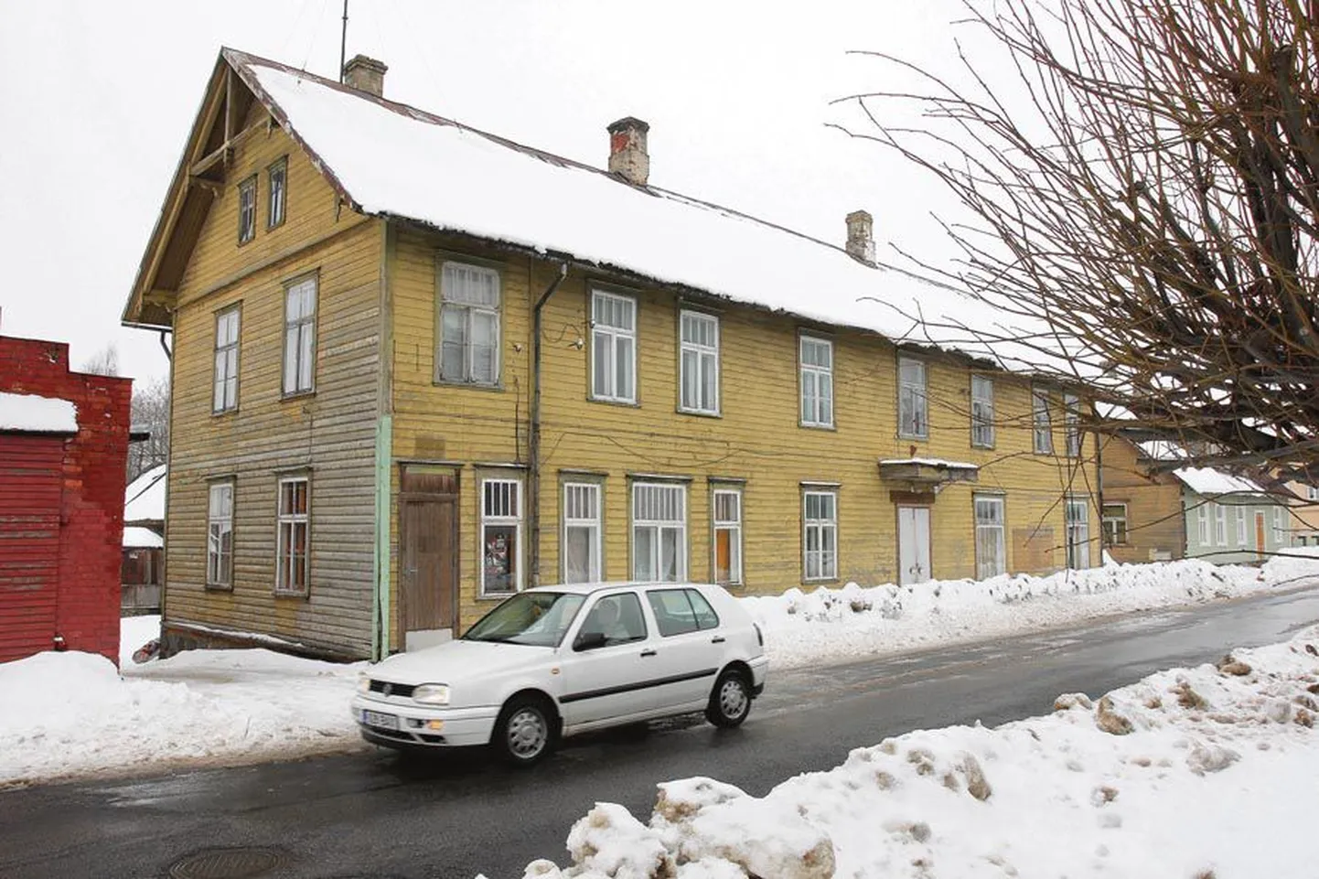 Suure-Jaani Pärnu tänava äärsel krundil, kuhu peaks tulema Grossi Toidukaupade pood,  seisab praegu lagunev puitmaja.