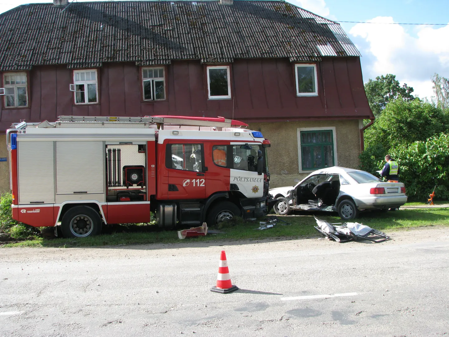 Väljakutsele sõitnud päästeauto sattus Põltsamaal Viljandi maanteel avariisse. Masin põrkas kokku sõiduautoga, mille juht sai vigastada.