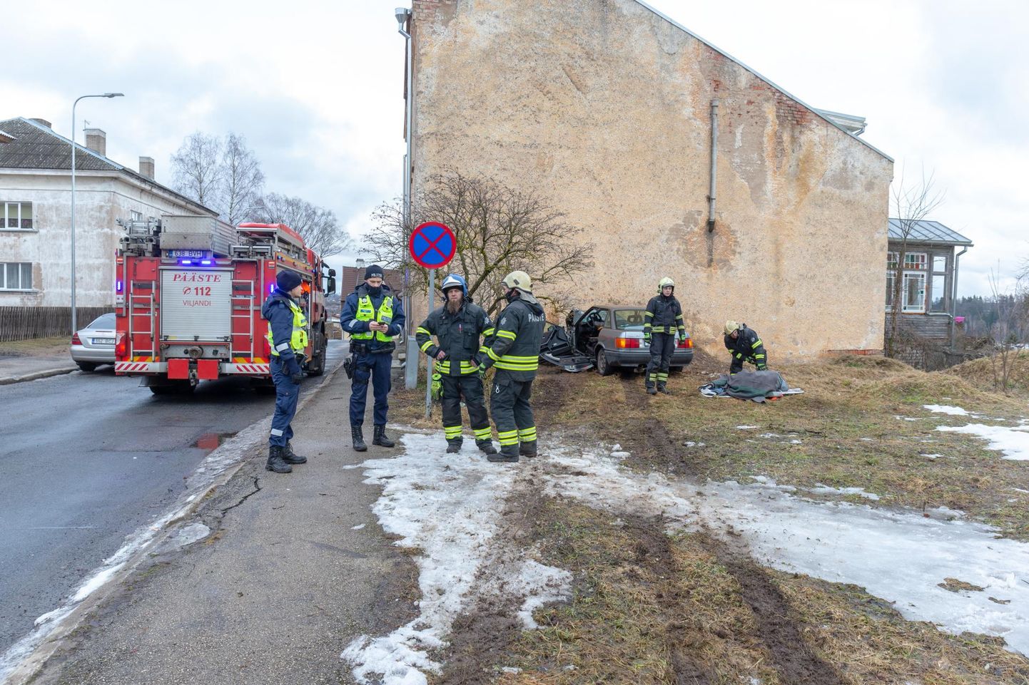 Sõiduauto Audi 80 sõitis üle kõnnitee haljasalale ning põrutas vastu Posti tänav 42 maja seina.