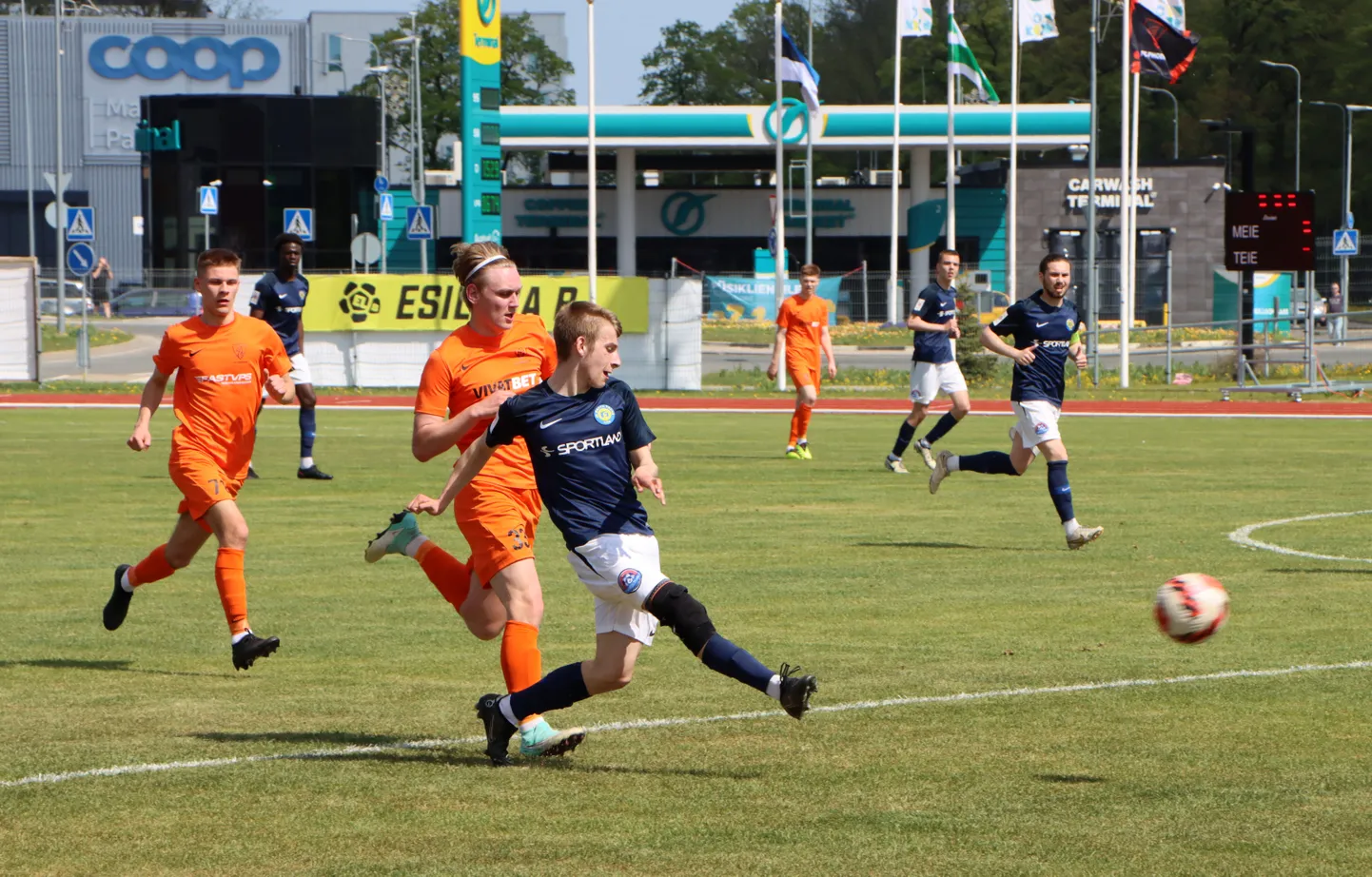 Läinud pühapäeval toimus Jõhvi Heino Lipu staadionil esimene ametlik jalgpallimatš, kus esiliiga B-tasandil olid vastamisi Jõhvi Phoenix ja Narva Transi U21 meeskond.