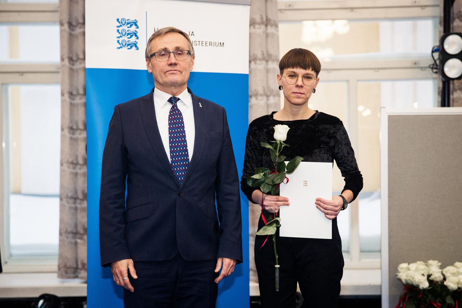 Haridus- ja teadusminister Tõnis Lukas õnnitles teadustöö preemia pälvinud Endla teatri lavastajat Laura Jaanholdi.