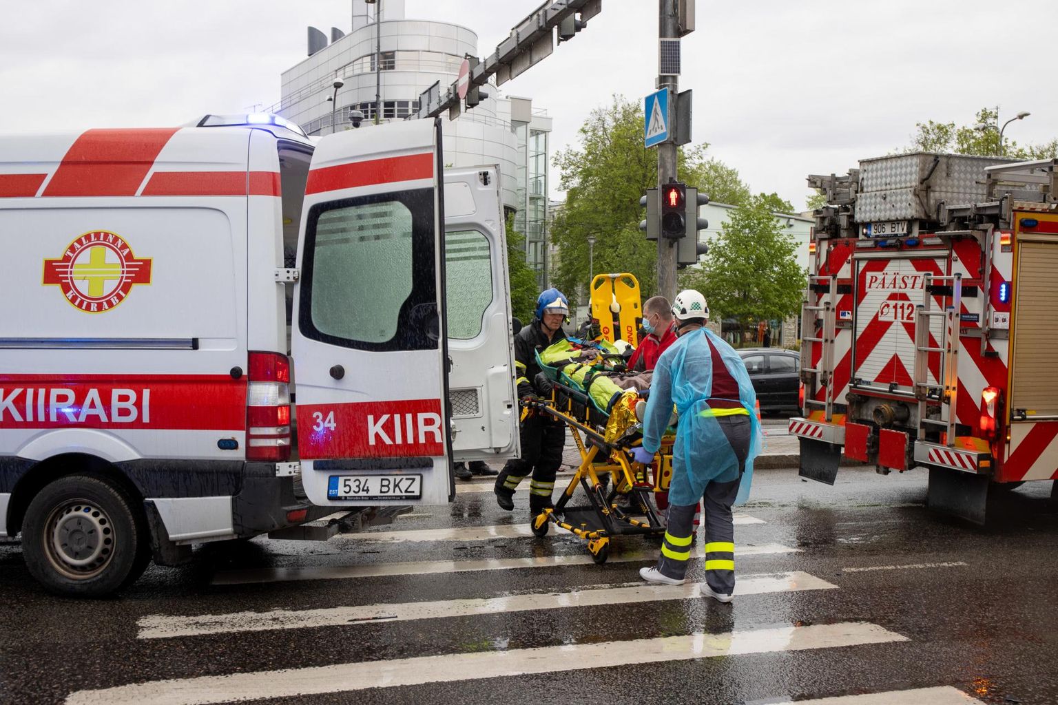 20. mail 2021 sai häirekeskus teate, et Tallinnas Stockmanni kaubamaja juures põrkasid kokku kaks sõiduautot, millest üks paiskus külili. Viga sai kaks inimest, üks neist viidi haiglasse. 